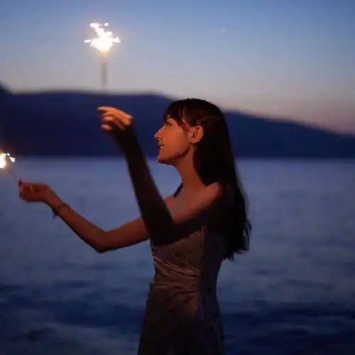 迪丽热巴绿洲大玩烟花棒似仙女吊带裙衬姣好身材露甜笑