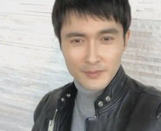 回顾热巴与高伟光多年前的旧照,二人刚出道不久,同在一个公司经常同框