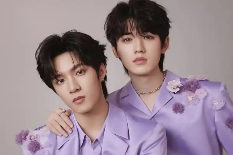 《时代少年团》宋亚轩刘耀文新歌上线,两人穿紫色西装拍合照