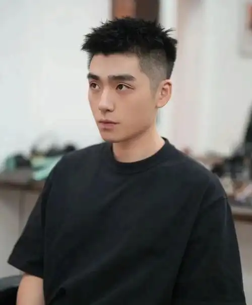 "两边推短,中间不动",男生剪这3款发型很清爽,潮流又帅气