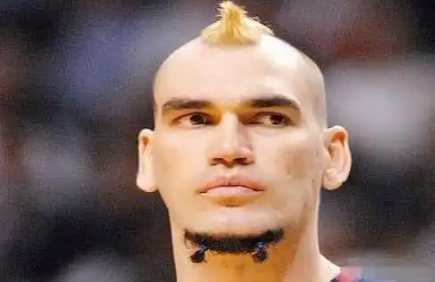 波拉特也是一位奇人,看看他的发型,头上一撮头发竖起,胡子还扎了两个