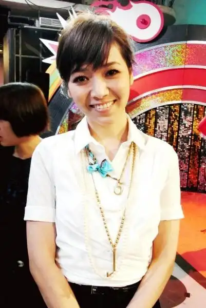 侯佩岑:甜美爱笑端庄知礼的美女主播