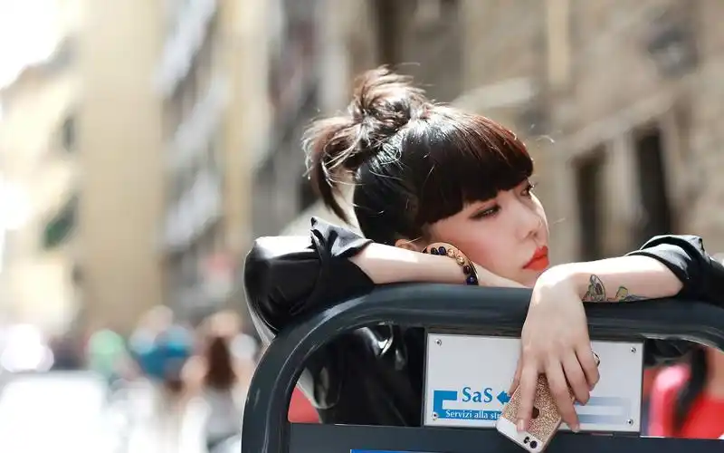 个性女歌手吴莫愁街道美图电脑壁纸下载