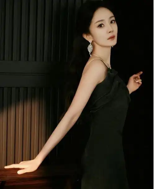 杨幂身材真的好顶级这套妆造好几年前了现在回看还是这么美