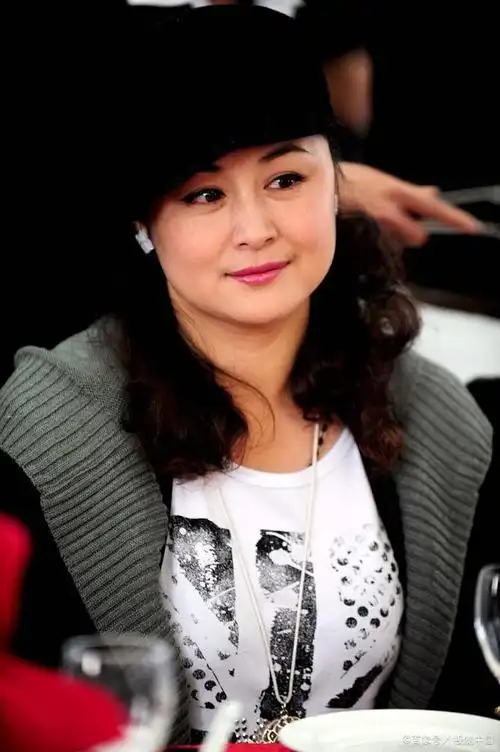 于月仙年轻时有多美?早期照片少见亮相,惊艳!