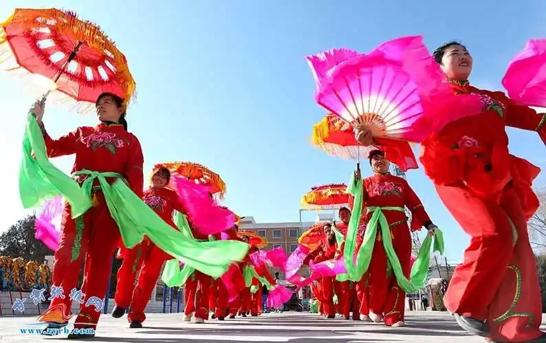 1月28日,临泽县板桥镇壕洼村社火表演队在文化广场上排练大秧歌.