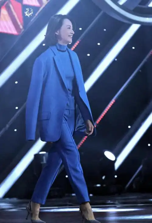 董卿私服穿搭简直了条纹衬衫配吸烟裤时髦精致比博主更会穿