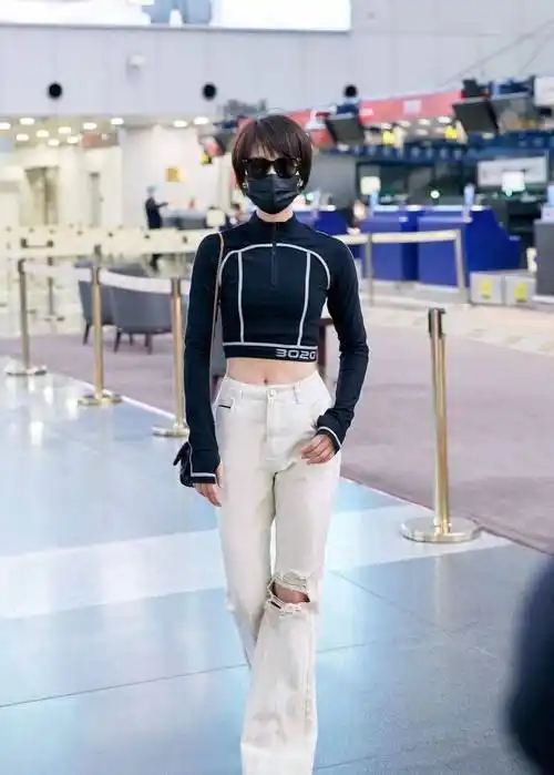 蓝盈莹瘦成纸片身材,穿露肚脐上衣秀马甲线,搭微喇叭裤腿长两米_自然