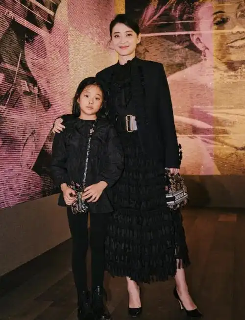 梅婷和儿子读书戴三副眼镜惹关注女儿帮拍照豪宅装修古色古香