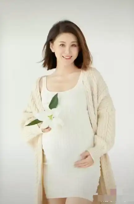 明星大肚子孕妇照图片(36岁李小萌晒二胎孕照) - 赤虎壹号