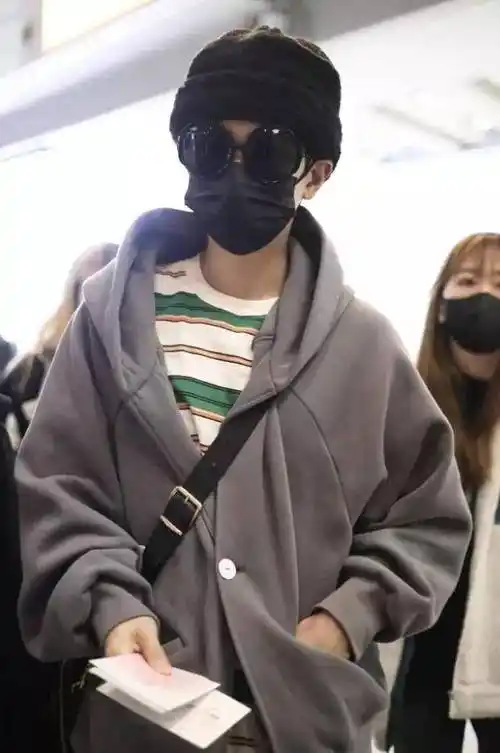 知名歌手汪苏泷街拍照曝光,条纹衫搭配小帽,随性又帅气_休闲_风格