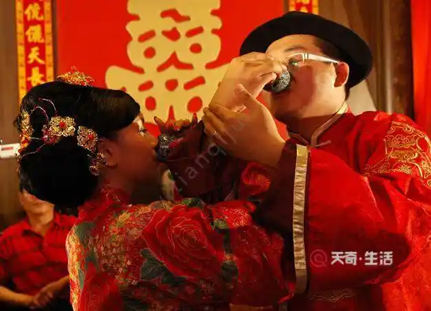 男女喝交杯酒代表什么 男女喝交杯酒啥意思