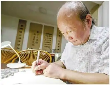 08毫米钨钢丝上刻出40余字亚运祝福这里藏着萧山微雕大师于毫厘之间的