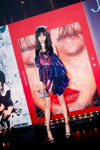 郑爽时装周穿粉色露背连衣裙,轻松驾驭轻熟风,又甜又飒