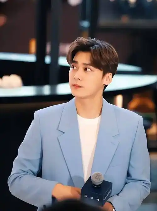 36岁李易峰遭多方索赔!消失一年半正面照流出,生活现状引关注