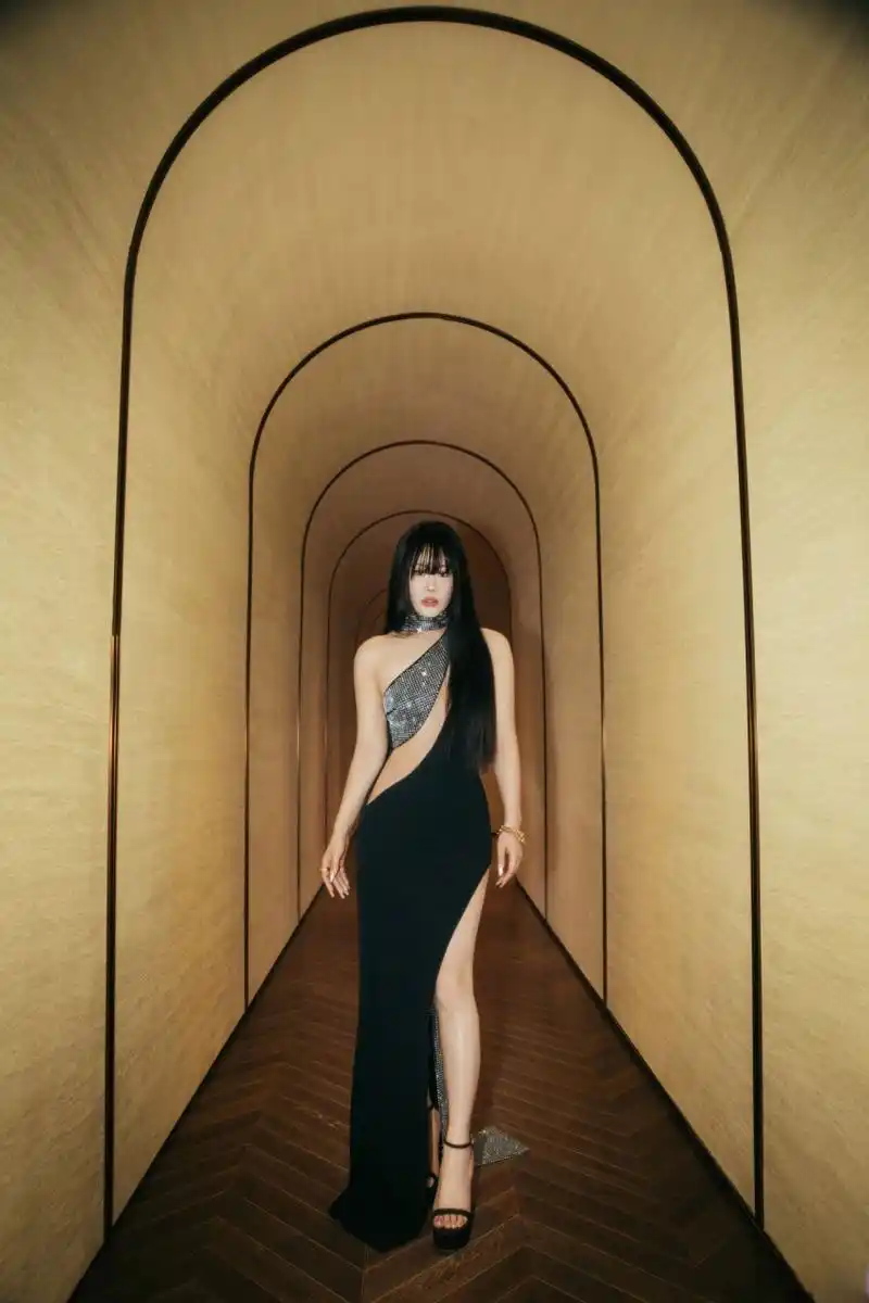 袁娅维斜肩不对称高开叉裙##袁娅维diva就该这么敢# 永远可以相信