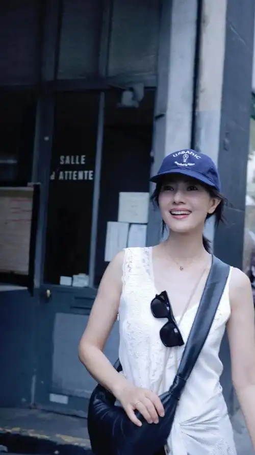 43岁高圆圆近照曝光,背万元包包现身街头,皮肤白到发光