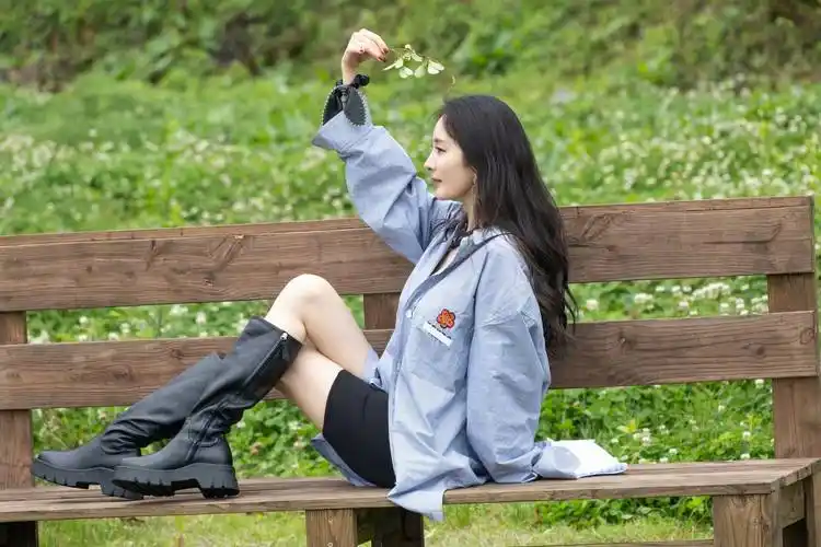 杨幂长发飘飘黑色长筒靴写真