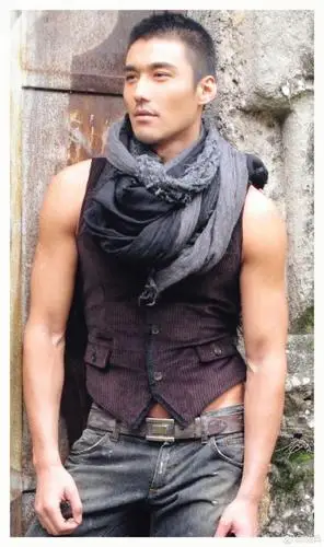 47岁的胡兵帅出颜值巅峰,一脸胡须成熟性感,满身肌肉男人味十足