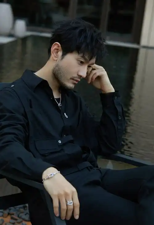 黄晓明络腮胡熟男封帅气写真