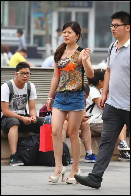 牛仔热裤,修长美腿!