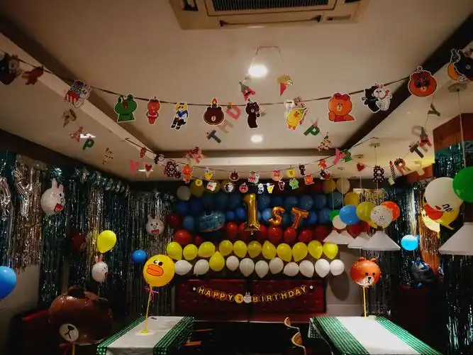 比格餐厅～～这是爸爸妈妈花了很大的心思为你布置的生日party.