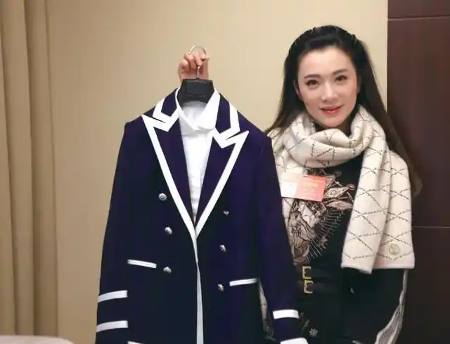 代表委员行李箱里有些啥?有人带着常德米粉,有人带着"福"字口罩