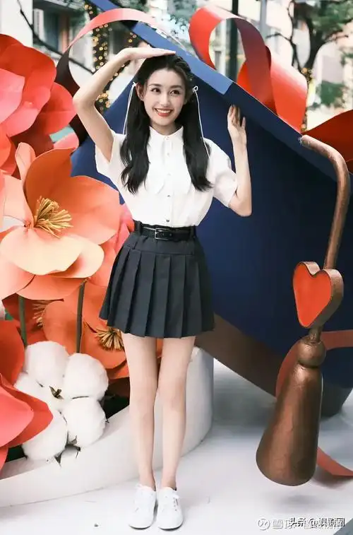 蒋依依捧气球花,周也甩飞学士帽,明星毕业照大赏来了!