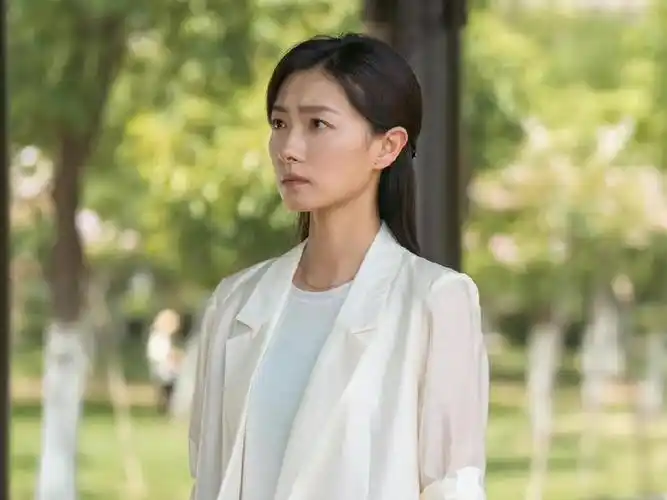 万茜和胡歌在剧中有非常多的对手戏,二人饰演的角色是一对夫妻,他们