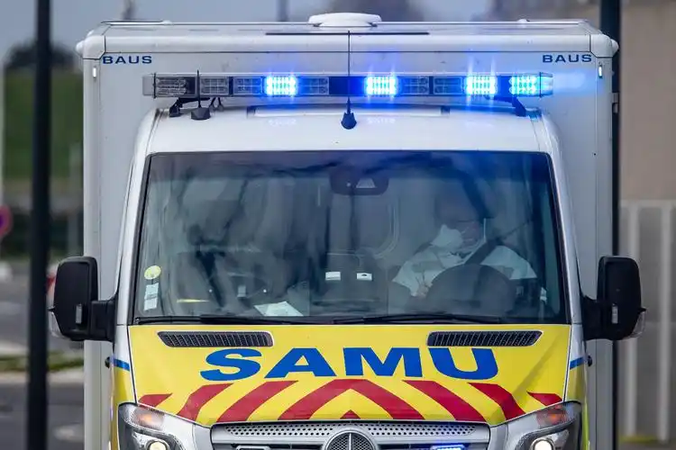 巴黎,2020年4月4日4月3日,搭载新冠肺炎重症患者的救护车抵达法国巴黎