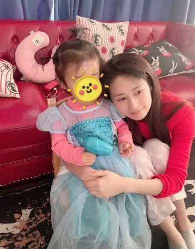 颖儿抱女儿素颜出镜 2岁小月亮长高不少