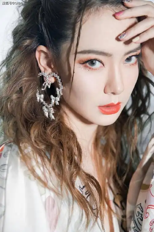 戚薇最新造型,身穿拖地长裙既古典又现代