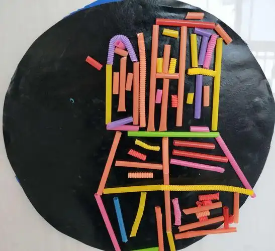 小二班吸管拼贴画《我爱我家》