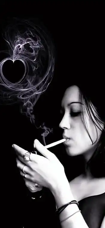 求一张图片一个天台上一个女孩子穿着灰黑色的卫衣外套嘴巴叼着烟一个