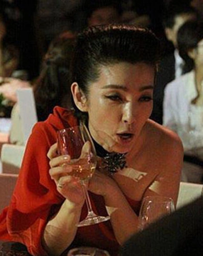 而且最近刘嘉玲被拍到醉酒之后的模样,眼神迷离,看来是酒逢知己千杯少