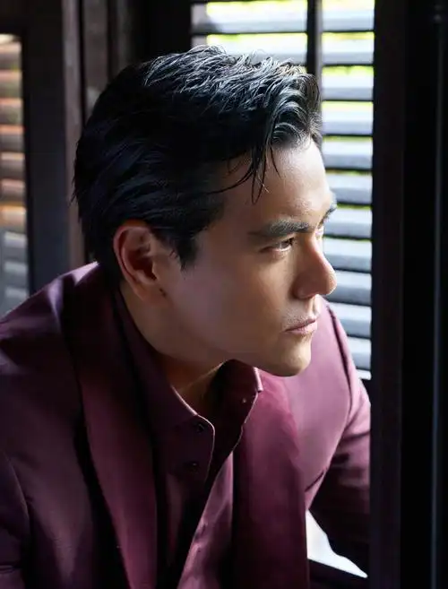 今天的彭于晏则在这身造型的加持下,回归了我们熟悉的帅气模样