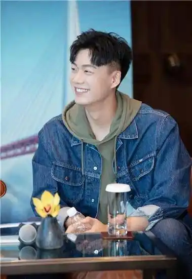 《中国机长》主创亮相广州欧豪谈剧组拍摄趣事_杜江_电影_表演