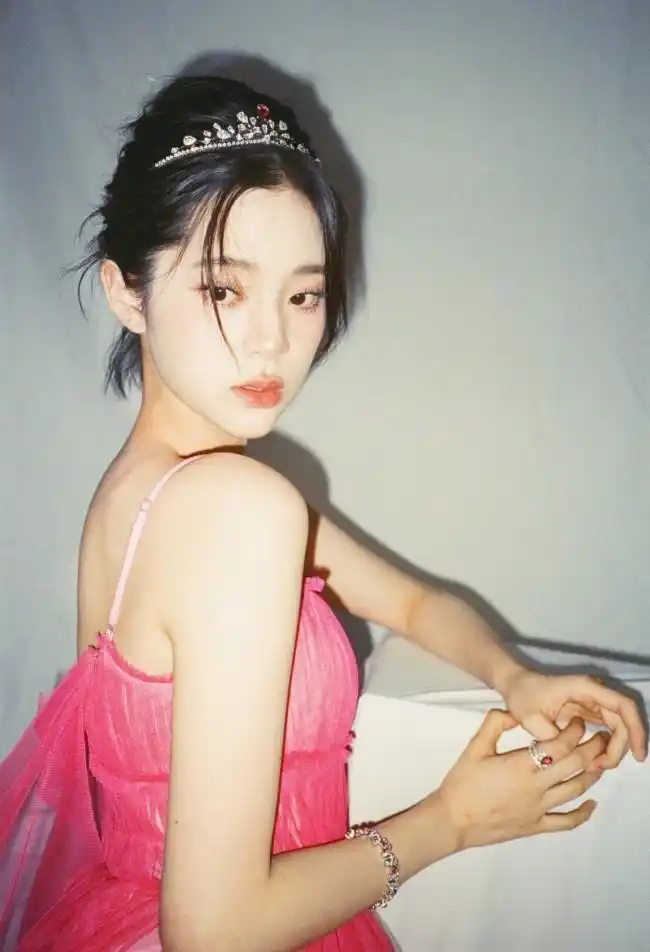 21岁欧阳娜娜胶片写真 头戴皇冠眼神清澈灵动