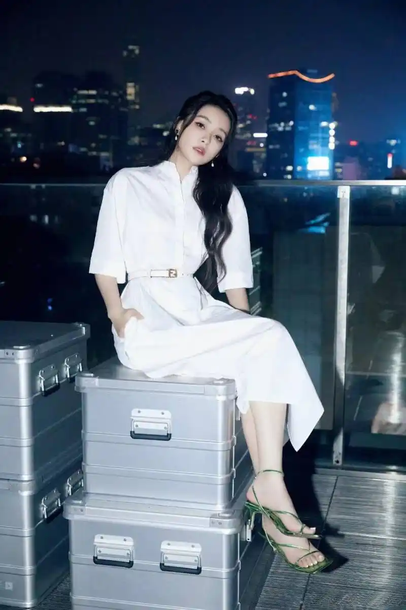 孙怡:绿色夹趾高跟凉鞋