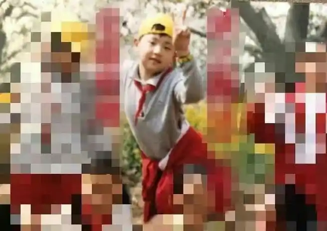 邓伦|校园大合照93搜索灯灯  图1-3小学  图4-6初中  图7-8高中  图