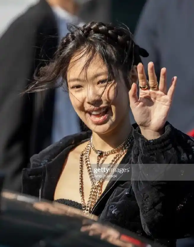 韩媒太实在了,jennie的图不修就放出来,网友直言:丑!