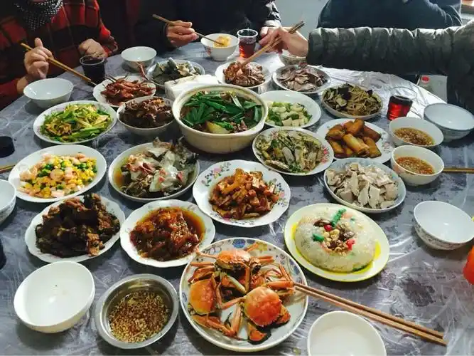 过年最重要的,就是一家人围在桌旁,吃一顿香喷喷的年夜饭