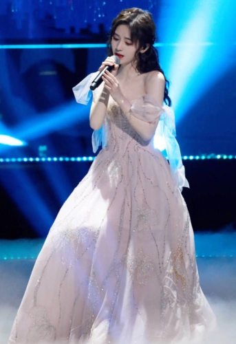 有一种"逆袭"叫鞠婧祎,穿灯丝绒长裙,拿回"四千年美女"称号