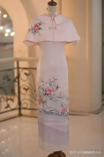 做敬酒服绝了正绢加斗篷的旗袍款式太温柔