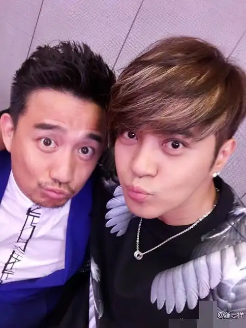 罗志祥晒与黄磊合影为其庆生 两人对镜头嘟嘴卖萌