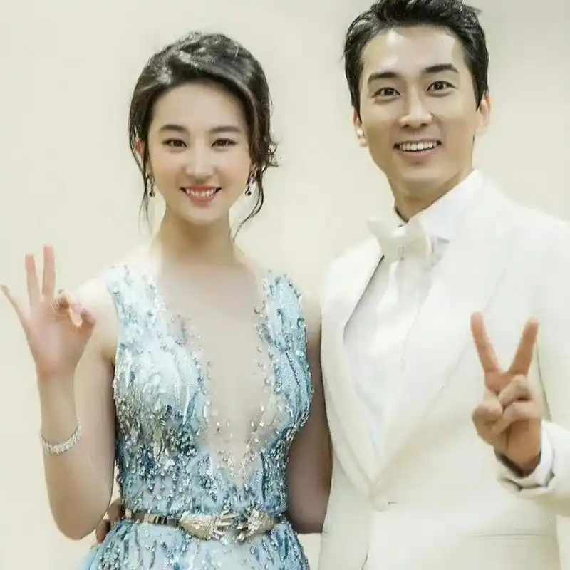 近日,"神仙姐姐"刘亦菲和韩国男友宋承宪的分手消息成为了娱乐圈和