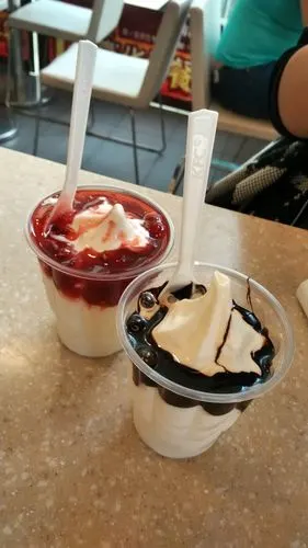 和我妹下午两人沉浸在冰淇淋的世界