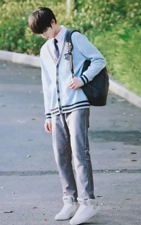 高中生男穿衣搭配图片(李易峰身穿蓝白校服出席活动) - 赤虎壹号