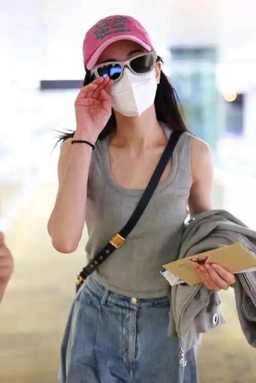 迪丽热巴的机场穿搭