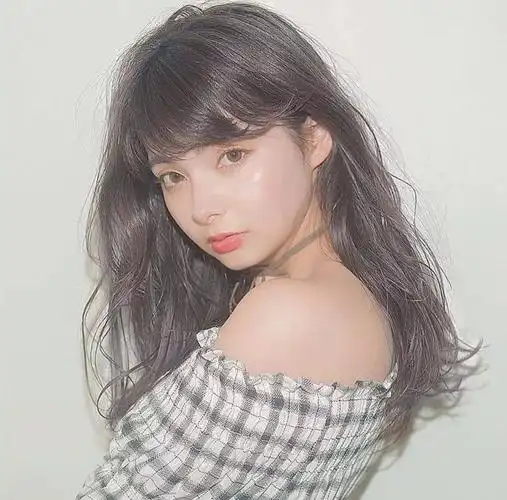 女神级中长发微卷发型图片随意自然